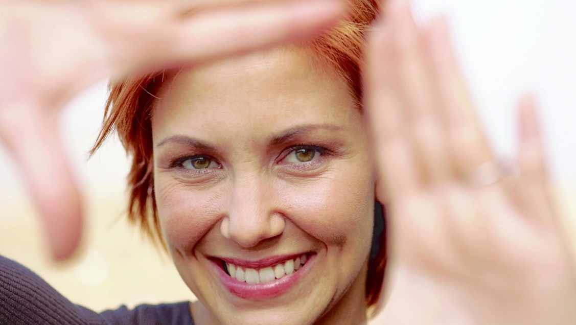 Frau mit Handzeichen