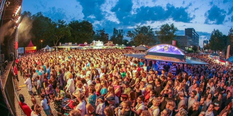 Besucherandrang an der Bühne am Staatstheater Besucherandrang an der Bühne am Staatstheater