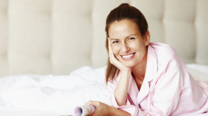 Frau im Hotelzimmer Frau im Hotelzimmer