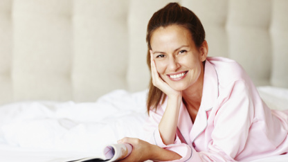 Frau im Hotelzimmer Frau im Hotelzimmer