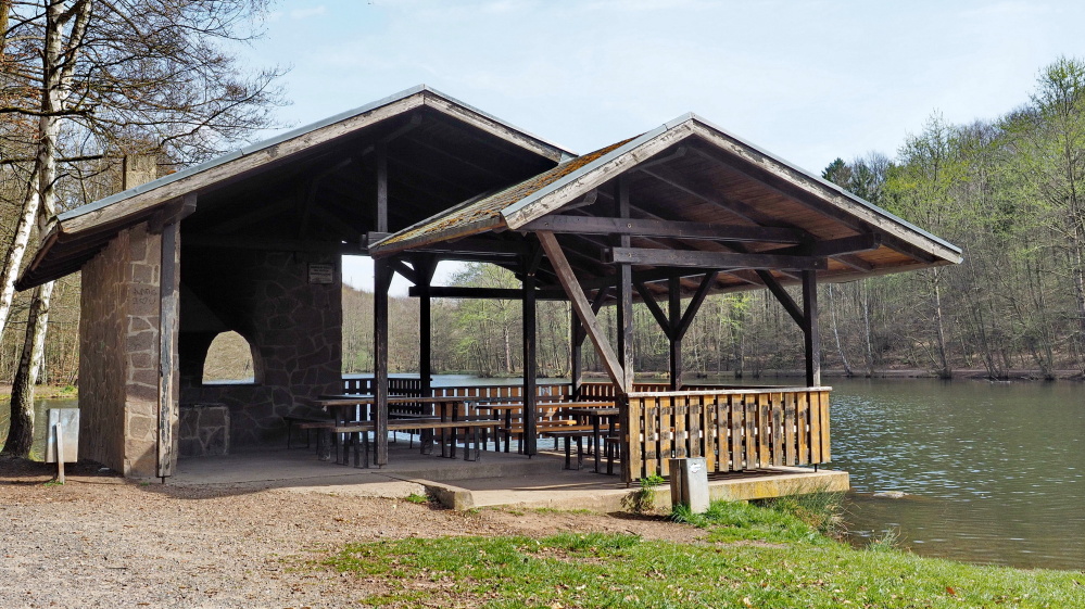 Grillhütte am Burbacher Waldweiher Grillhütte am Burbacher Waldweiher