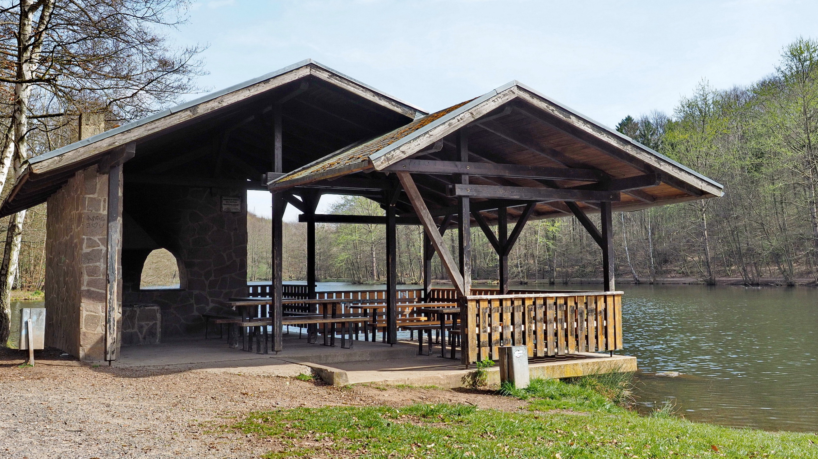 Grillstelle am Burbacher Waldweiher. Foto: Ralf Blechschmidt