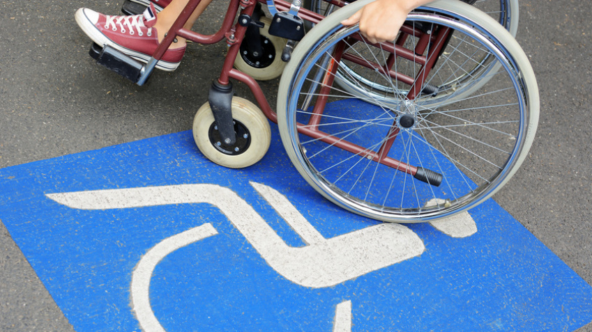 Rollstuhlfahrer (Foto: DanRace/Fotolia)