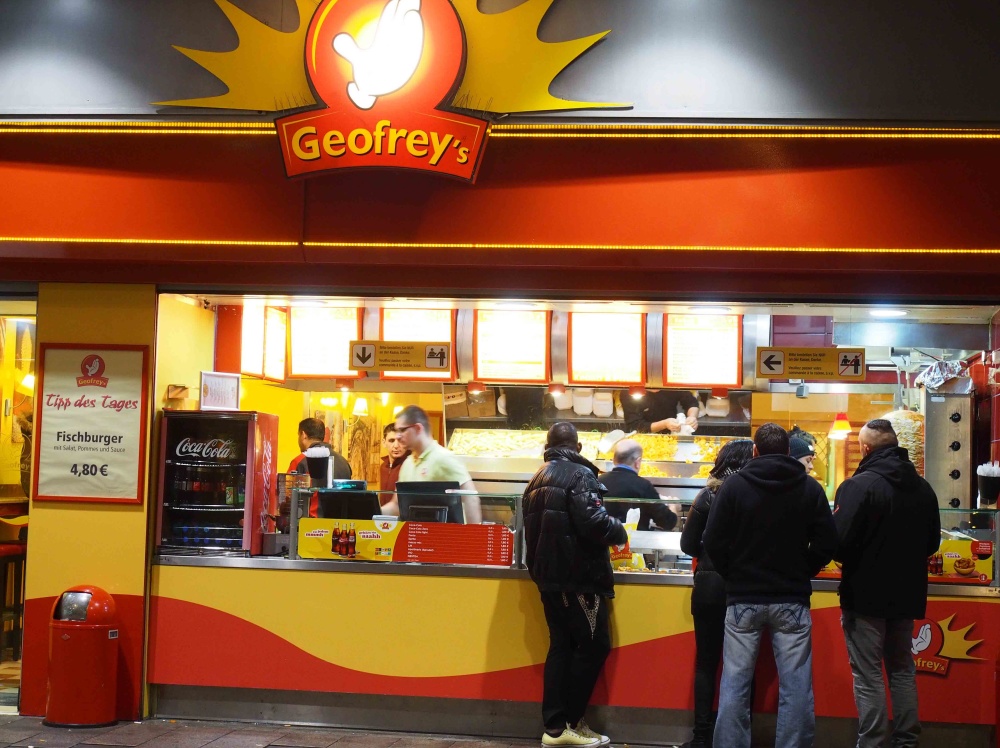Fischburger, Hühnchen und Pommes gibt es auf dem Weg ins Nachtleben bei "Geofrey's" in der Bahnhofstraße. Fischburger, Hühnchen und Pommes gibt es auf dem Weg ins Nachtleben bei "Geofrey's" in der Bahnhofstraße.
