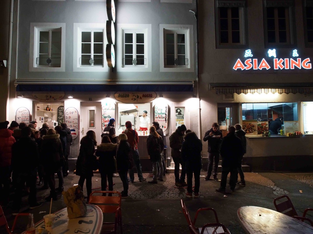 Schlange stehen für die nächtliche Stärkung: In der Kaltenbachstraße haben Nachtschwärmer die Qual der Wahl zwischen Crêpes, Asiatisch oder Pizza&Pasta vom Rigatoni-Mann, einer echten Markt-Institution. Der hat übrigens schon seit 1978 seinen Laden dort! Schlange stehen für die nächtliche Stärkung: In der Kaltenbachstraße haben Nachtschwärmer die Qual der Wahl zwischen Crêpes, Asiatisch oder Pizza&Pasta vom Rigatoni-Mann, einer echten Markt-Institution. Der hat übrigens schon seit 1978 seinen Laden dort!