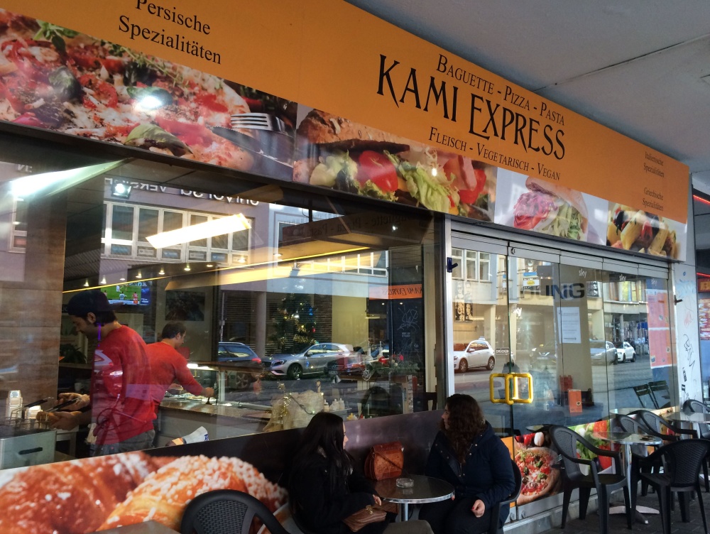 Neben klassischem Fast-Food ist bei "Kami Express" auch einiges für Vegetarier und Veganer dabei. In der Kaiserstraße, wochenends bis mindestens 3 Uhr morgens. Neben klassischem Fast-Food ist bei "Kami Express" auch einiges für Vegetarier und Veganer dabei. In der Kaiserstraße, wochenends bis mindestens 3 Uhr morgens.
