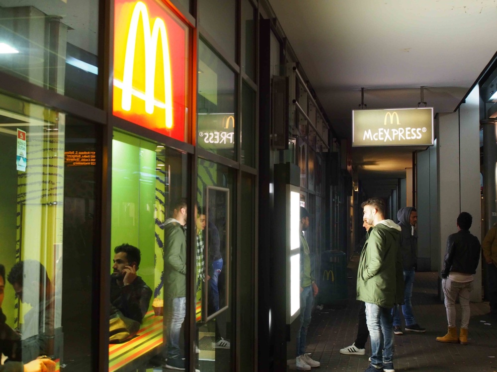 Das goldene M mit seinem Straßenverkauf empfängt die Partygemeinde direkt am Hauptbahnhof. Das goldene M mit seinem Straßenverkauf empfängt die Partygemeinde direkt am Hauptbahnhof.