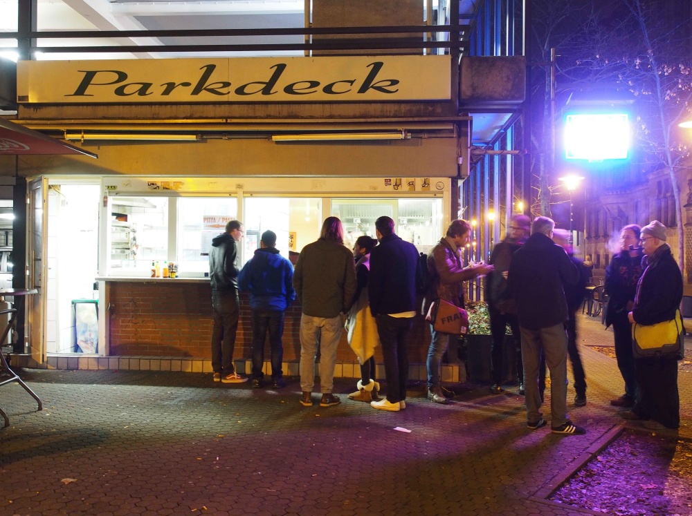 Der "Parkdeck-Döner" heißt eigentlich "Arian-Grill", so nennt ihn aber niemand...Es gibt ihn seit 1993 und er ist als Anlaufstation für hungrige Szenegänger nicht wegzudenken. Ob Senfsauce oder scharfer Käse - Sonderwünsche werden hier erfüllt. Der "Parkdeck-Döner" heißt eigentlich "Arian-Grill", so nennt ihn aber niemand...Es gibt ihn seit 1993 und er ist als Anlaufstation für hungrige Szenegänger nicht wegzudenken. Ob Senfsauce oder scharfer Käse - Sonderwünsche werden hier erfüllt.