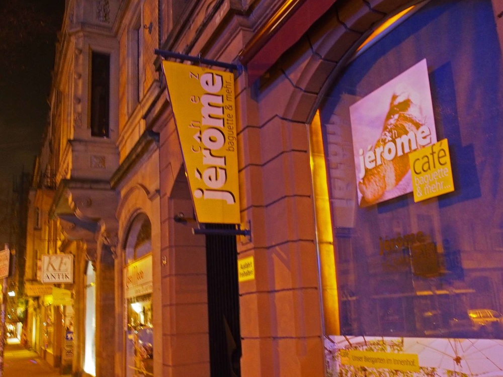Das Jérôme in der Mainzer Straße öffnet um 2 Uhr morgens. Legendär sind die belegten Baguettes und Croissants nach französischer Art! In den frühen Neunzigern war hier das 'Network' beheimatet, damals ein Hot Spot für das Sehen und Gesehenwerden. Das Jérôme in der Mainzer Straße öffnet um 2 Uhr morgens. Legendär sind die belegten Baguettes und Croissants nach französischer Art! In den frühen Neunzigern war hier das 'Network' beheimatet, damals ein Hot Spot für das Sehen und Gesehenwerden.
