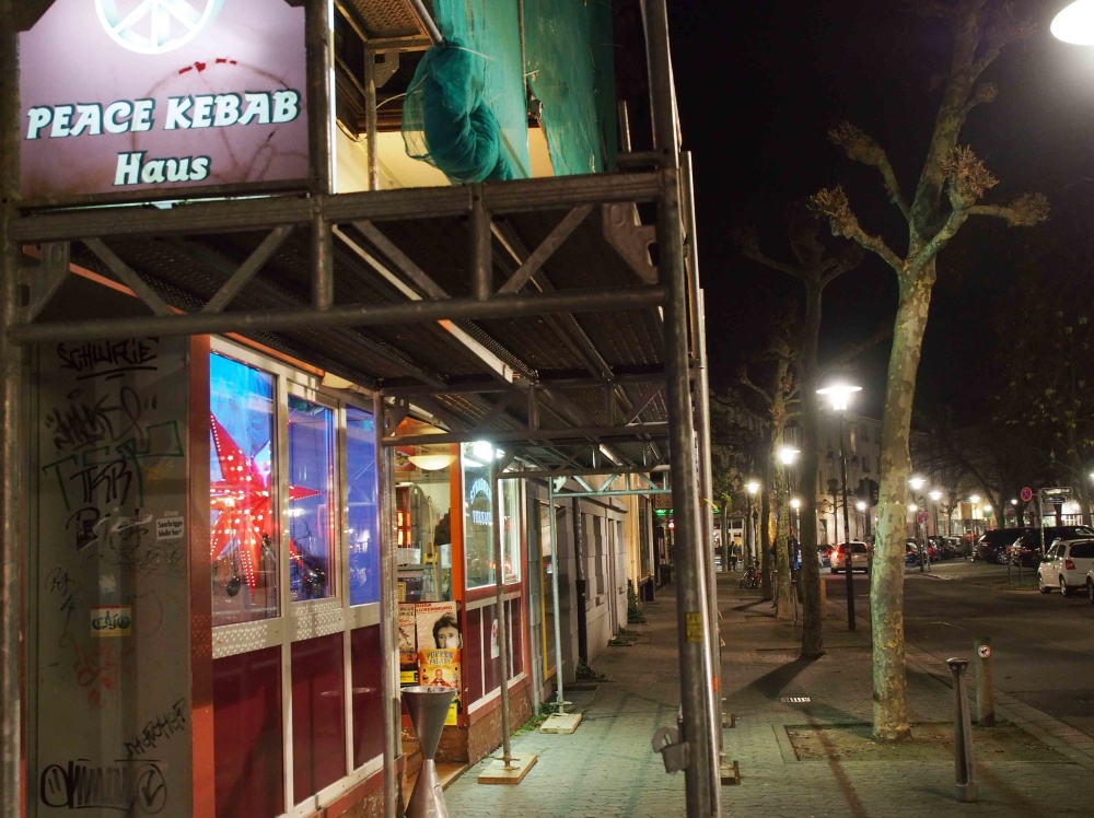 Im Nauwieser Viertel hilft der "Peace Kebab" beim plötzlichen Heißhunger auf der Kneipentour. Im Nauwieser Viertel hilft der "Peace Kebab" beim plötzlichen Heißhunger auf der Kneipentour.