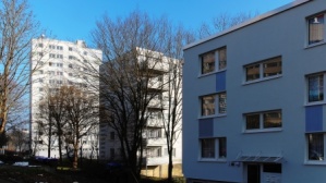 Hinten Hochhaus 12 Etagen, Mitte Wohnhaus 6 Etagen mit Balkonen und Flachdach, vorne Wohnhaus 3 Etagen mit Flachdach. Hinten Hochhaus 12 Etagen, Mitte Wohnhaus 6 Etagen mit Balkonen und Flachdach, vorne Wohnhaus 3 Etagen mit Flachdach.