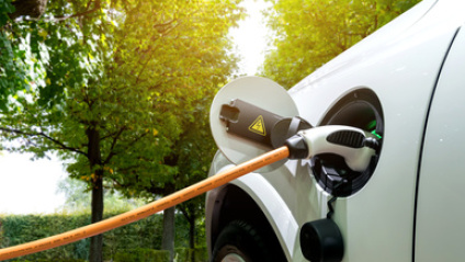 Elektoauto wird aufgeladen 