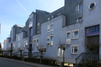 Wohnblock mittelblau mit Blechverkleidung in oberen Etagen, 3 und 4 Etagen, Treppenaufgänge in Stahl verzinkt zu Eingängen.