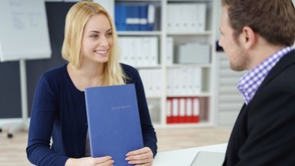 Frau mit Bewerbungsmappe (Foto: contrastwerkstatt Fotolia)