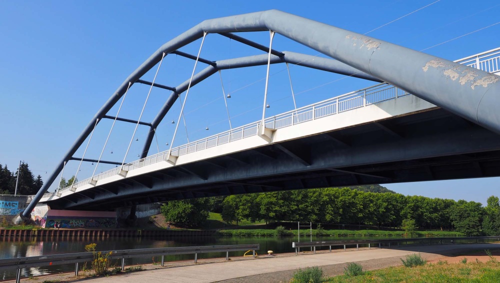 Auf beiden Seiten der Saar können Flächen der Ostspange besprayt werden. Auf beiden Seiten der Saar können Flächen der Ostspange besprayt werden.