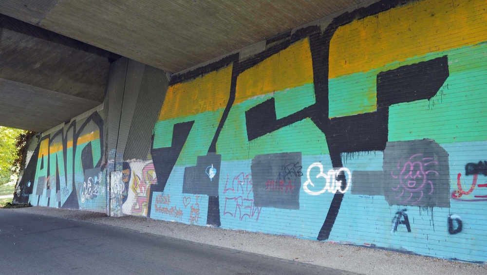 Der Brückenpfeiler am Saarufer Malstatt-Burbach kann genutzt werden. Der Brückenpfeiler am Saarufer Malstatt-Burbach kann genutzt werden.