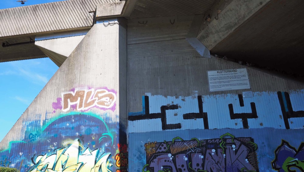 Auch auf Seite des Bürgerparkes/Teichs ist eine legale Freifläche am Brückenpfeiler ausgezeichnet. Auch auf Seite des Bürgerparkes/Teichs ist eine legale Freifläche am Brückenpfeiler ausgezeichnet.