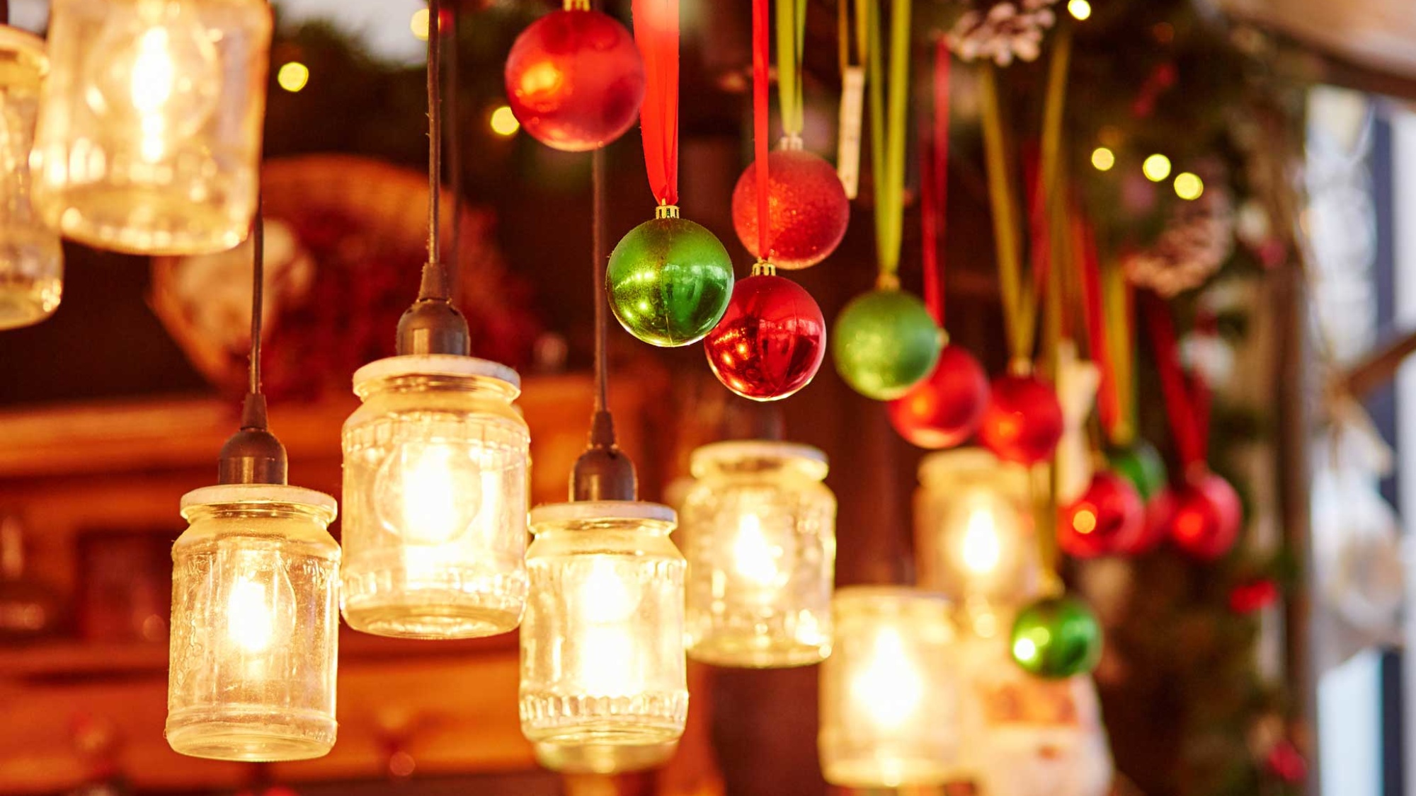 Weihnachtlicher Stand mit hängenden Kerzen
