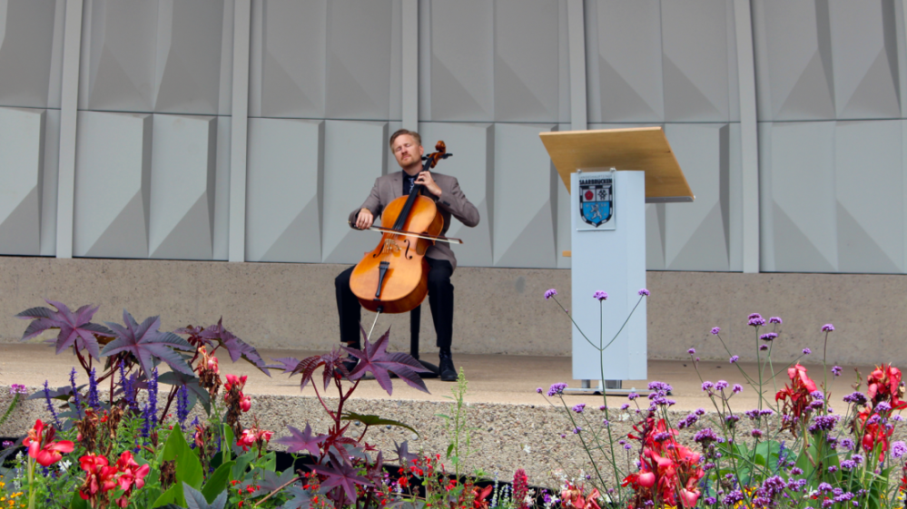 Cellist Benjamin Jupé spielt bei der Einweihung des Musikpavillons 2019 Cellist Benjamin Jupé spielt bei der Einweihung des Musikpavillons 2019
