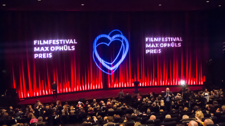 Vorhang im Kino mit Schriftzug des Filmfestivals