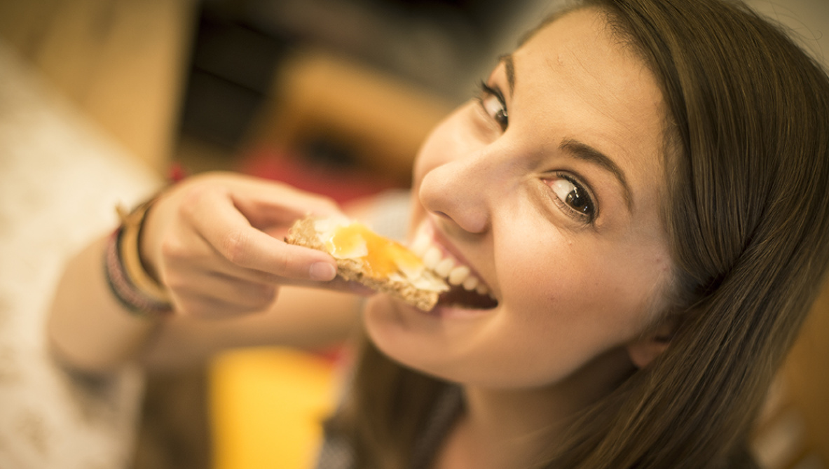 Frau genießt französisches Brot