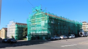 Zwei Wohnhäuser mit Gerüsten und Netzen. Zwei Wohnhäuser mit Gerüsten und Netzen.