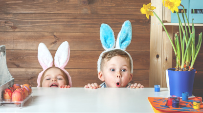 Kinder mit Hasenohren staunen