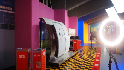 Fancy Gallery Flugzeugtür vor einer beleuchteten Wand