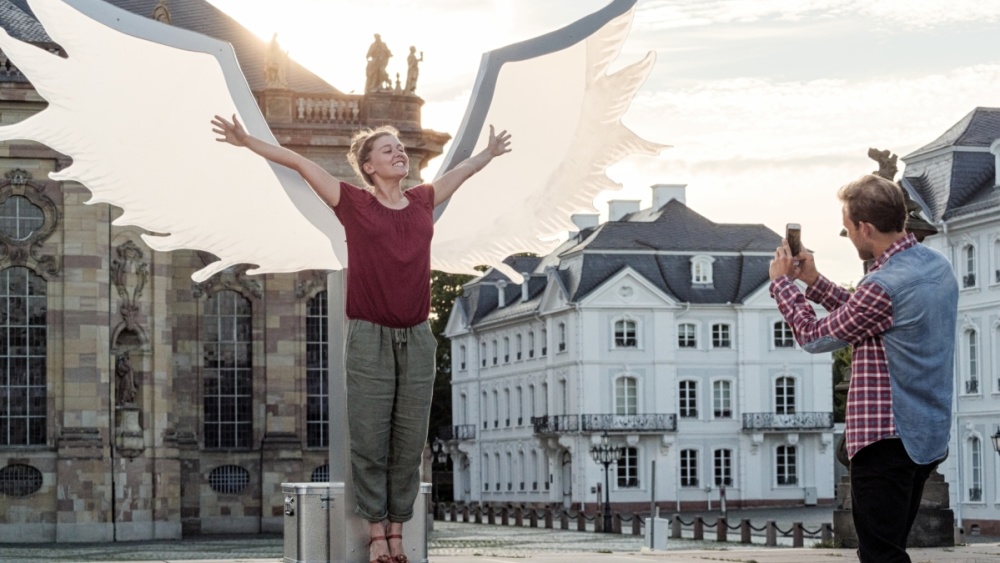 Mann fotografiert Frau vor den Saarbrücker Flügel