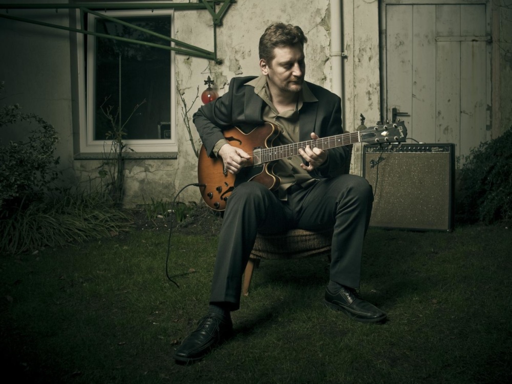 Jimmy Reiter Jimmy Reiter spielt Gitarre