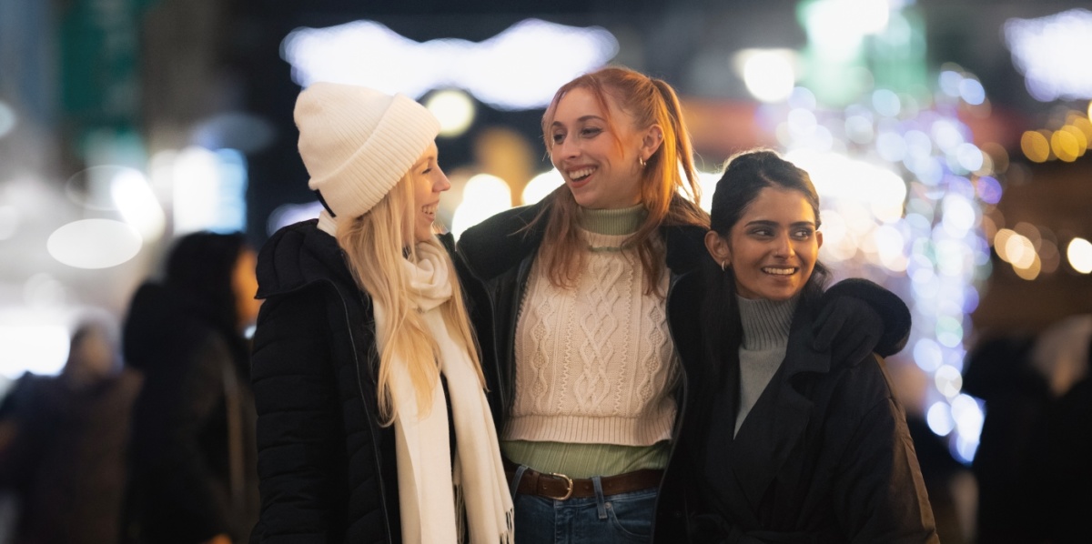 Lange Einkaufsnacht City Saarbrücken Drei Freundinnen schlendern mit Einkaufstüten durch die winterliche Innenstadt