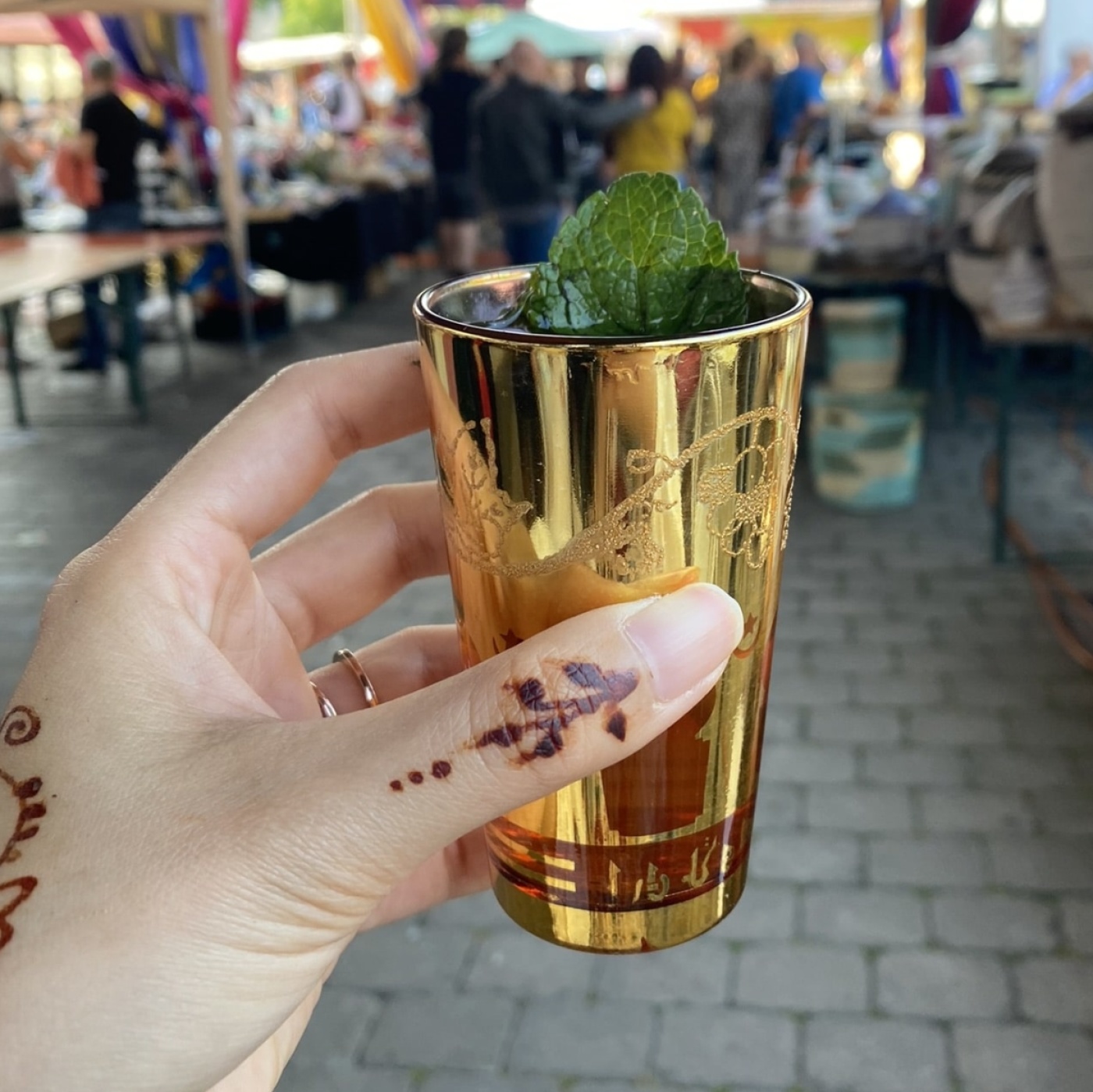 orientalischer Tee und selbst gestaltetes Henna Tattoo von Frau Simone Tse 