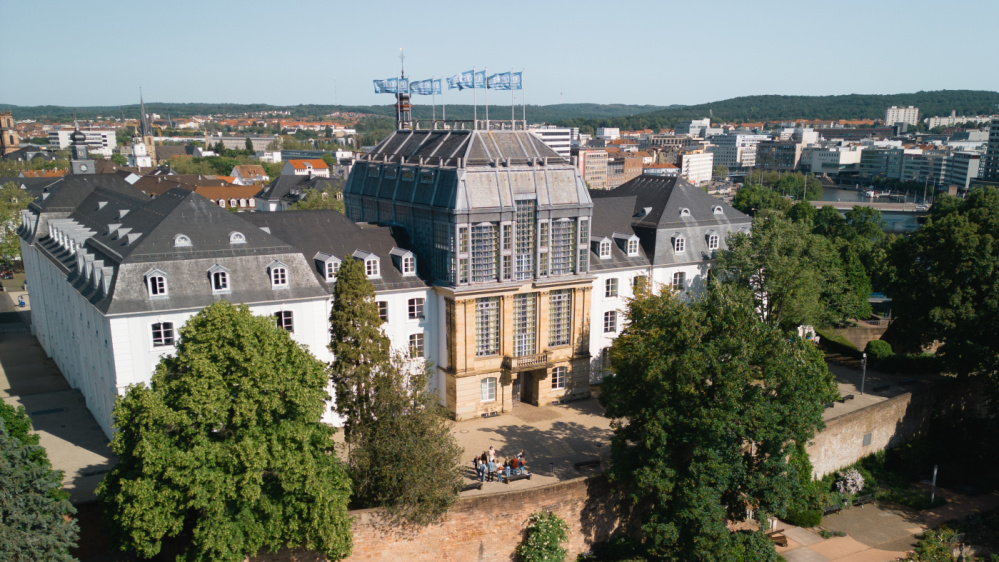 Stadtführungen Luftansicht des Saarbrücker Schloss mit Schlossgarten