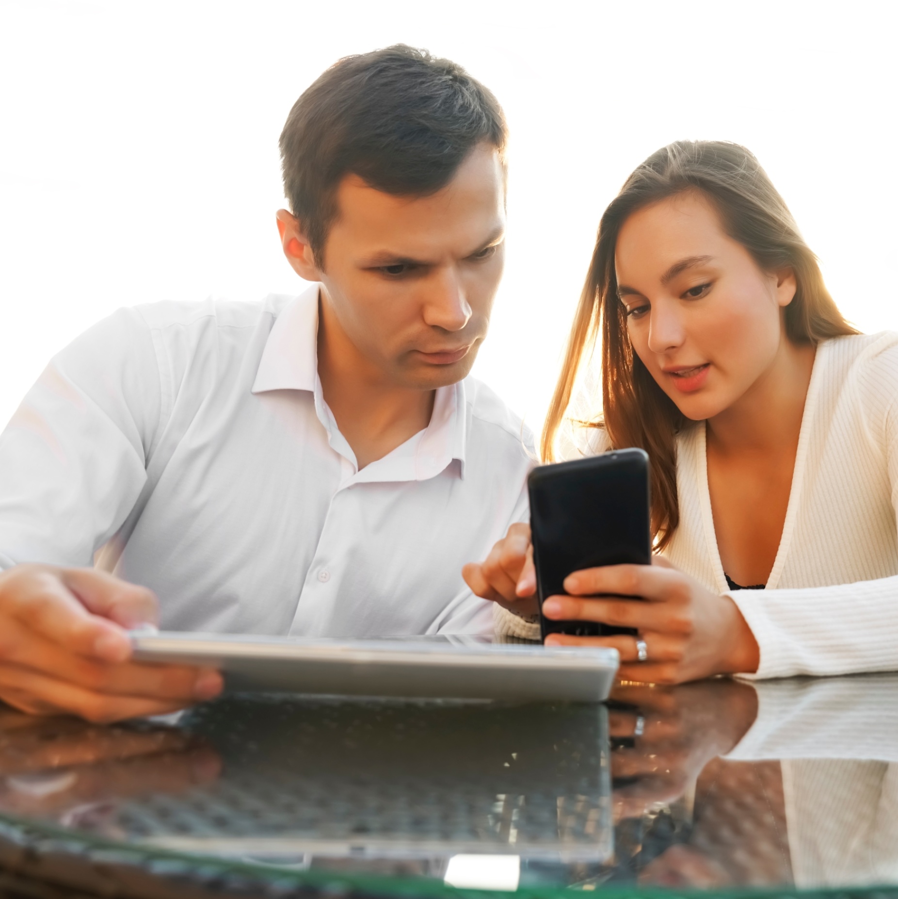 Paar mit Tablet und Smartphone