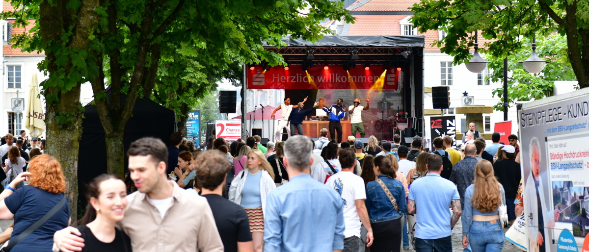 Altstadtfest 2024: 2. Chance Saar Bühne Altstadtfest 2024: Blick auf die Bühne der 2. Chance Saar