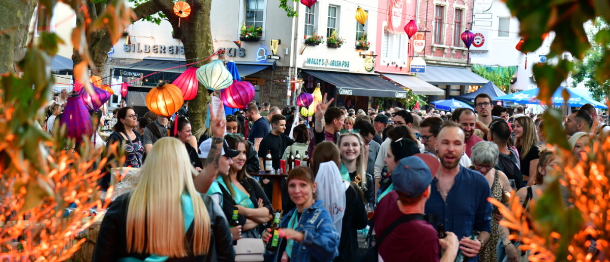 Impressionen vom Altstadtfest-Samstag, 13. Juli 2024: Blaue Lounge am Kaltenbachplatz Impressionen vom Altstadtfest-Samstag, 13. Juli 2024: Blaue Lounge am Kaltenbachplatz