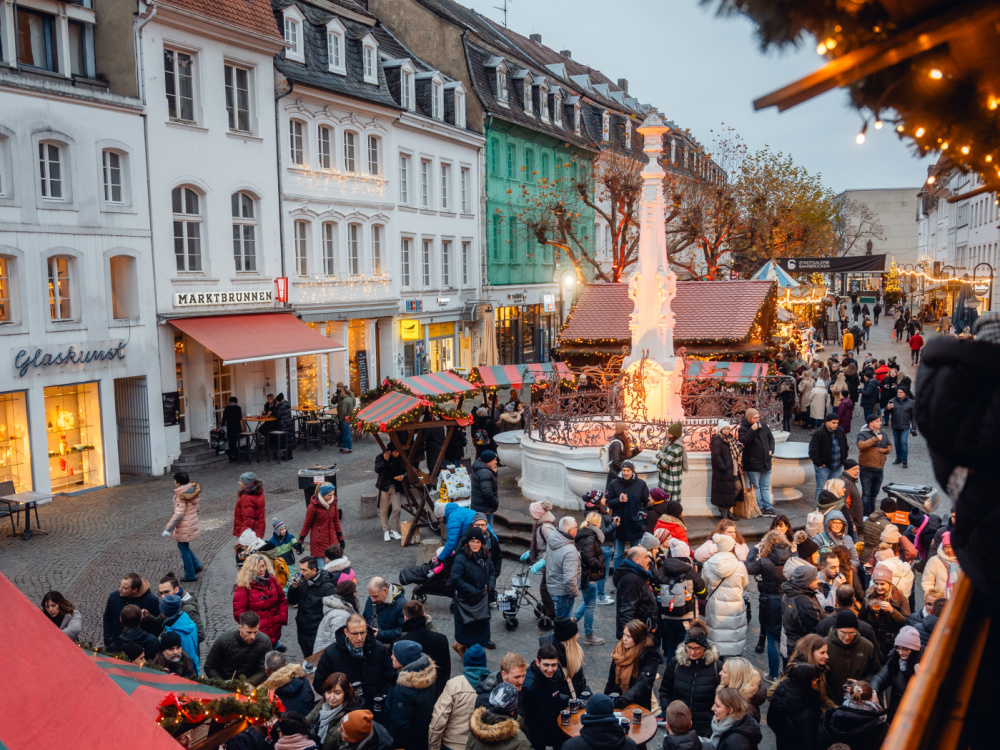 Christkindl-Markt, St. Johanner Markt mit Brunnen Blick von der großen Almhütte auf dem St. Johanner Markt zum beleuchteten St. Johanner Markt Brunnen