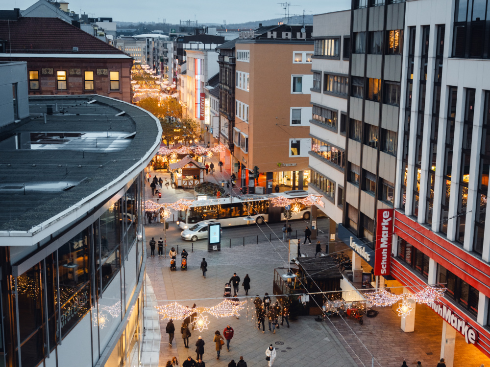 Christkindl-Markt, Bahnhofstraße Beleuchtete Bahnhofsstraße bei Dämmerung mit allen Weihnachtslichtern
