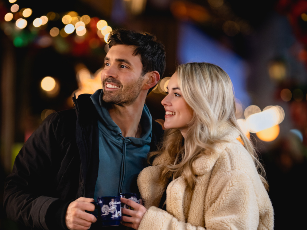 Weihnachtsmarkt Shooting Pärchen auf dem Saarbrücker Christkindlmarkt bei Glühwein
