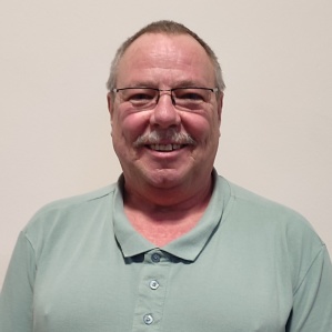 Bezirksbehindertenbeauftragter Georg Montag steht vor einer Wand und lächelt Bezirksbehindertenbeauftragter Georg Montag steht vor einer Wand und lächelt