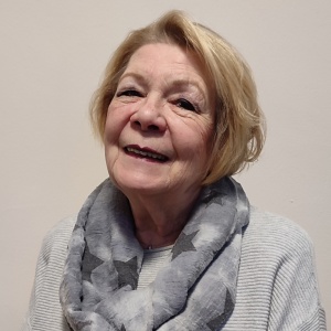 Bezirksbehindertenbeauftragte Erika Garganico steht vor einer Wand und lächelt Bezirksbehindertenbeauftragte Erika Garganico steht vor einer Wand und lächelt