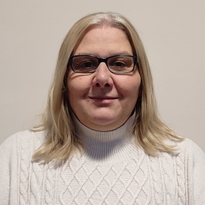 Bezirksbehindertenbeauftragte Judith Hettrich steht vor einer Wand und lächelt Bezirksbehindertenbeauftragte Judith Hettrich steht vor einer Wand und lächelt