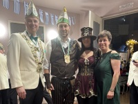 Mehrere Personen in Verkleidung