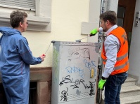 Reinungung eines Kabelverteilerkastens mit OB Conradt