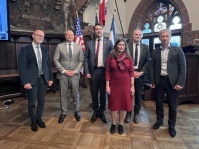 Die Personen stehen nebeneinander im Rathausfestsaal