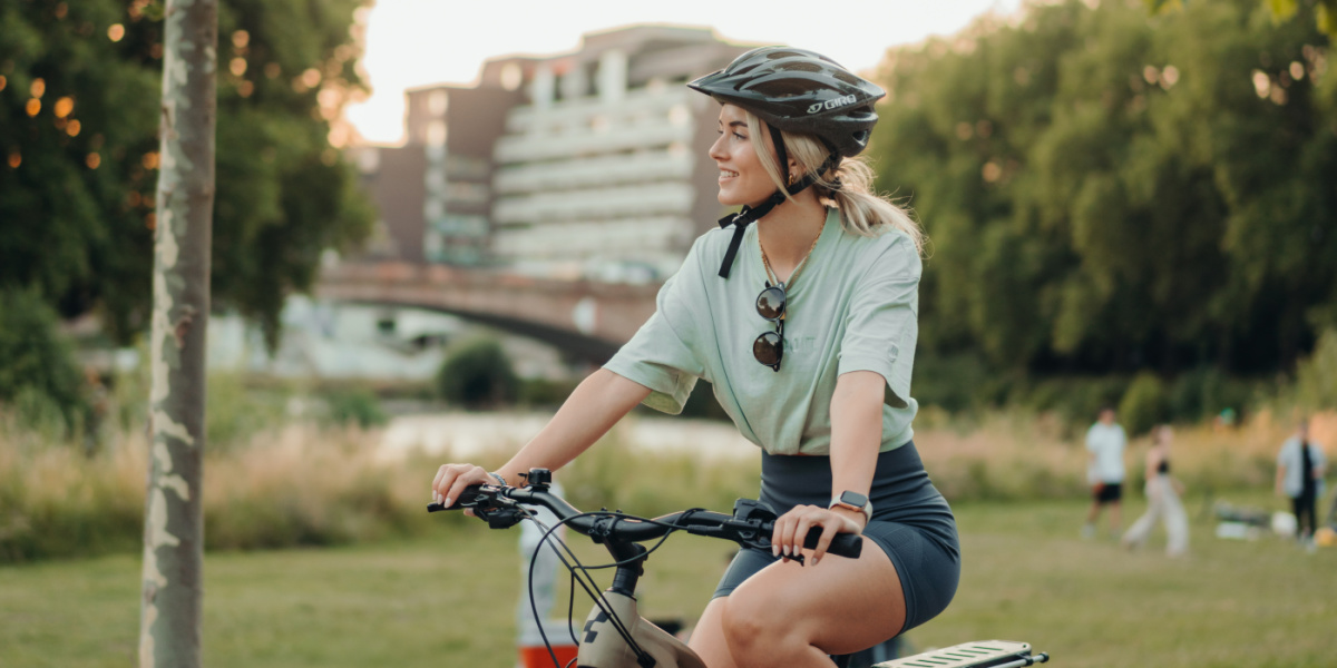 Blonde Frau auf Fahrrad