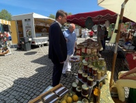 Zwei Personen stehen vor einem Stand.