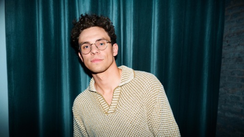 Kamrad posiert für ein Bild