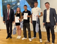 Drei junge Sportler mit ihren Urkunden in der Mitte, links und rechts der OB und der Amtsleiter