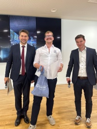 Drei Männer stehen im Raum